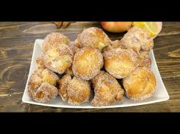 Spolverizzate le frittelle di mele con zucchero a velo e servitele calde. Frittelle Di Mele Gonfie E Veloci Come Prepararle In Pochi Minuti Youtube