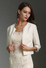 Si le smoking est souvent porté pour les soirées cocktail et autres afterwork, il trouvera toute sa place dans la tenue de mariage masculine. Bolero Et Chale Pour Robe De Soiree Et De Mariage