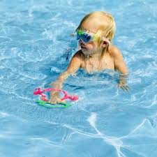 Wenn du willst, dass dein kind sich ein wenig über dem wasser hält, dann können dies viele kinder bereits nach 10 bis 30 stunden in einem schwimmkurs. Schwimmenlernen Ist So Wichtig Fur Kinder Aber Wie Klappt Das Am Besten Sarahplusdrei