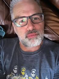 Người phụ nữ mặc áo đỏ ❤️ Cơ thể tích cực