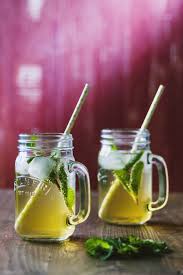 A deliciously delicate cocktail, the hugo calls for elderflower liqueur, sparkling wine, sparkling water and a sprig of fresh mint. Hugo La Ricetta Di Sonia Peronaci