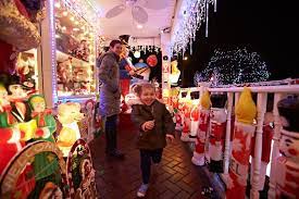 Most Outrageous Holiday Light Displays In Nyc Holiday Lights Display Holiday Lights Nyc With Kids