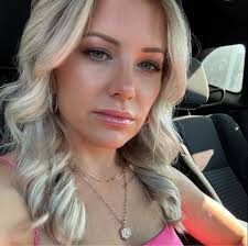 Please go look at that moon 🌕