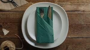 Zum einen könnt ihr die taschen natürlich dafür nutzen, das besteck gemeinsam mit der serviette bei einem buffet praktisch neben die teller zu legen. Servietten Deko Bestecktasche Falten Einfache 9 Schritte Anleitung