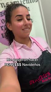 Manicurista haciendo las uñas más locas