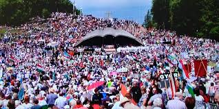 La festa degli angeli custodi. Trei Pelerini Au Pornit Din Cluj Pe Jos La Sumuleu Ciuc Pentru A Asista La Slujba OficiatÄƒ De PapÄƒ