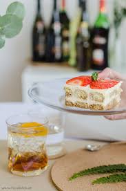 In a martini glass, combine the vodka or gin over lots of ice, and add the liqueur and syrup. Erdbeertiramisu Begleitet Von Einem Vanilla Martini Rosso Foodistas De