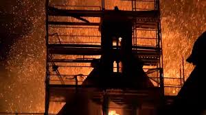 Feuerwehr entdeckt leiche bei brand in mehrfamilienhaus. Brand St Martha Kirche Nurnberg Franken Aktuell Youtube