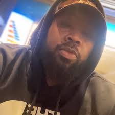 Javier Wells's Instagram, Twitter & Facebook