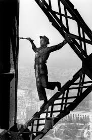 Pour cet événement, la patrouille de france doit survoler la capitale française avec à son bord, deux personnes sélectionnées. La Tour Eiffel Va Changer De Couleur Arts In The City