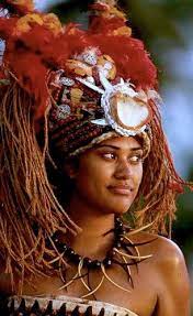 The Crowning Attire Of The Taupou Or Manaia Was The Traditional Headdress Known As The Tuiga Coconut Midr Samoan Designs Tahiti French Polynesia Island Girl