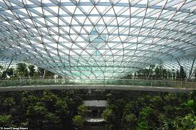 ‪مطار شانغي سنغافورة (sin) المطار الرئيسي في البلاد، لقد استخدمه حوالي 54.1 مليون مُسافِر في عام 2014. ØµÙˆØ± Ø³Ù†ØºØ§ÙÙˆØ±Ø© ØªØ¹ØªØ²Ù… Ø§ÙØªØªØ§Ø­ Ø£ØºØ±Ø¨ Ù…Ø·Ø§Ø± ÙÙŠ Ø§Ù„Ø¹Ø§Ù„Ù…