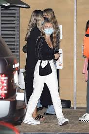 The blonde beauty was seen driving her family home from an upscale dinner at nobu. Heidi Klum S Daughter Leni Drives A Range Rover After Family Dinner Hollywood Life