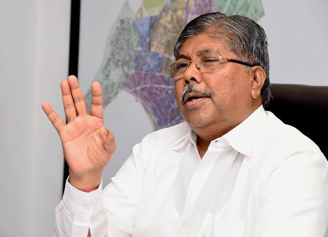 आंबा चोरला तर फाशीची शिक्षा नसते : मंत्री चंद्रकांत पाटील20 विद्यार्थ्यांचा मृत्यू आंबा चोरल्यासारखं वाटतोय का? मनसेची टीका