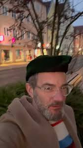 Wer möchte noch zur AUSVERKAUFTEN ☺️ Lesung mit Axel Hacke in Donauwörth am  27. Oktober? Wir verlosen zwei Karten zu diesem tollen Ereignis. ➡️ Und so  kannst du die beiden Karten gewinnen: