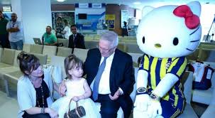 Fenerbahçe, hello kitty ile yapılacak olan sponsorluk anlaşmasına dair. Fenerbahce Hello Kitty Le Anlasma Imzaladi