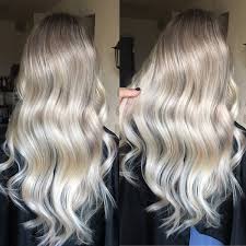 Les premiers cheveux blancs arrivent toujours trop tôt.même si on n'a rien contre une belle chevelure argentée pour nos vieux jours, le plus tard sera le mieux ! Balayage Ou Meches Sur Cheveux Blancs Que Choisir
