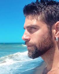 Infatti, pur a sorpresa, ha vinto questa edizione. Gilles Rocca Ha Condiviso Una Foto Su Instagram Queste Giornate Mi Stanno Riempiendo Di Serenita Le Paure Svaniscono Mens Sunglasses Style Square Sunglass