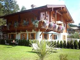 Hotel haus angelika is set in ehrwald. Haus Angelika Ellmau 2 Schlafzimmer Fur Bis Zu 5 Personen Grosszugige Ferienwohung 92m 2 4 Personen Ruhige Wa Deutsche Hauser Schweizer Chalet Hauswand