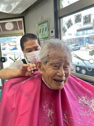 監督の信友直子です☺️ 呉の実家に帰ったら、鏡を覗き込んで何やらうっとりしている？父を発見🤣  こっそり写真を撮っていたら気づかれて、お互いにちょっと気まずい😅 父いわく「ここのシミがちいと薄うなったんじゃないかの？思うて見よったんじゃ」  どうやら、私が父の ...