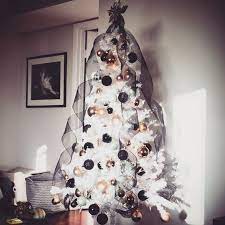 50 Black And White Christmas Decoration Ideas To Create An Exhilarating Dreamscape Hike N Dip White Christmas Decor Black Christmas Trees White Christmas Trees