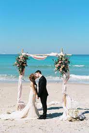 אירוע אינטימי בים בלוג חתונות מיי דיי Beach Wedding Arch Beach Wedding Inspiration Beach Wedding Ceremony Arch