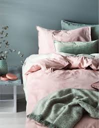 Ainsi vous pouvez opter pour des couleurs douces qui invitent au repos et au cocooning. Chambre Rose Et Verte Blog Deco Clem Around The Corner