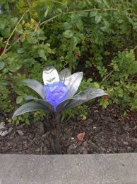 Glasblumen Als Dekoration Fur Ihren Garten Dekoration Farbiges Glas Glas