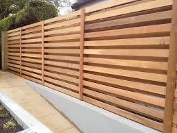 Boards Alternate On Either Side Of The Fence Creates The Same Look On Both Side Boards Alternate On Eithe In 2020 Terrasse Zaun Zaun Ideen Hinterhof Privatsphare