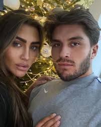 Pregnant Lauren Goodger 'crying and in pain' ahead of birth of second child 