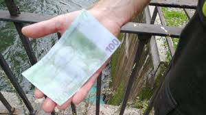 Denunciato per truff ha incassato 4200 euro di carta straccia in cambio del proprio orologio accontentato dalla padovana, le ha mostrato dapprima alcune banconote da 50 euro e poi, al momento di saldarla, ha però. Migliaia Di Banconote Da 100 Euro Nel Naviglio Ma Sono False