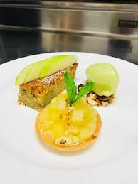 7 mele golden 1 rotolo di pasta sfoglia 1 bustina di zucchero vanigliato un po' di zucchero di canna un po' d'acqua. Dessert Variation Mit Sudtiroler Apfel Dolce Con Le Mele Dell Alto Adige Picture Of Restaurant Cafe Thaler Arome Bolzano Tripadvisor