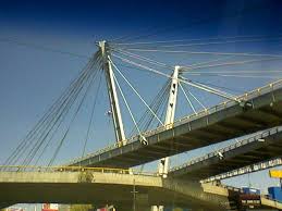 Cable de suspension de un puente colgante. Puente Colgante Por Cables Hacia Terminal Dos Del Aeropuerto Mapio Net