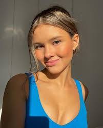 Alicia Lessard's Instagram, Twitter & Facebook