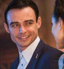 💭fan account en X: "Thomas Doherty as Walter Deville  https://t.co/ZVV30WAfNf"