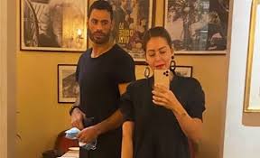 حرصت الفنانة لقاء الخميسي على إرسال رسالة تهنئة لزوجها محمد عبد المنصف بمناسبة عيد ميلاده الذي حل أمس السبت معربة عن حبها الشديد له. Ø£Ù†Ø§ Ù…ØªØ±Ø§Ù‚Ø¨Ø© Ù„Ù‚Ø§Ø¡ Ø§Ù„Ø®Ù…ÙŠØ³ÙŠ ÙÙŠ Ø¸Ù‡ÙˆØ± Ø¬Ø¯ÙŠØ¯ Ù…Ø¹ Ù…Ø­Ù…Ø¯ Ø¹Ø¨Ø¯ Ø§Ù„Ù…Ù†ØµÙ Ø´Ø§Ù‡Ø¯ Ø§Ù„Ù…Ø¯ÙŠÙ†Ø© Ù†ÙŠÙˆØ²