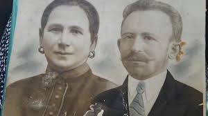 Hava Gessia Nisselson Segal (1877-1941) with her daughters Sonia and Rosa.