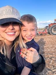 Evelyn Fair's Instagram, Twitter & Facebook