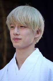 kentaro sakaguchi 俳優 坂口健太郎 金髪 スケボー イラスト