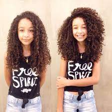 Hair trends come and go but you can never go wrong with a classic layered haircut. 3 545 Likes 158 Comments Caroldoscaracois On Instagram A Inspiracao Dessa Lindissima E A Ray Curly Natural Curls Curly Girl Hairstyles Curly Hair Styles