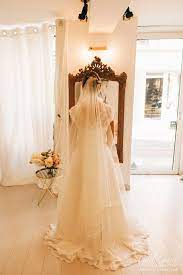 Robe De Mariee Atelier Emelia Avec Voile Chez Perle Maison De Mariee Robe De Mariee Marie Voile De Mariee