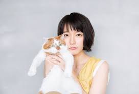 猫界のスターと夢の共演が実現 今回は吉岡里帆さんと 写真家の井上佐由紀さんの飼い猫であり ananほか 数々の雑誌に登場しているスター どんこさんが登場しました 猫 写真家 ショートボブ 黒髪