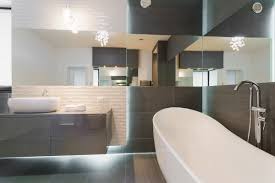 Une salle de bain com. Piece 101 La Salle De Bain Multi Luminaire