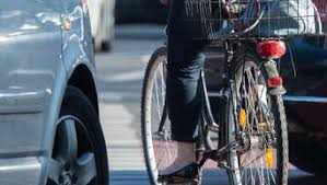 Ottobrunn Radfahrer 86 Prallt Gegen Autotur Und Stirbt Ottobrunn