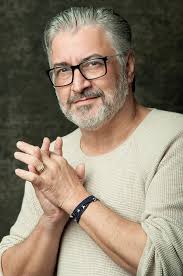 Sergio Mattos celebra 30 anos de carreira com super exposição no HUB RJ