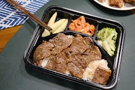 八方雲集是源於臺灣的跨國中式 麵食 連鎖店，1998年成立，創辦人是林家鈺，以鍋貼、水餃為主力商品。 2008年起營業據點擴展到香港，並在2010年開放香港 加盟事業。 ç„¡é‚ªç‡'è‚‰ é˜²ç–«é¤ç›' 50 å…ƒèµ· åŠ ç‰›è‚‰ é›žè±¬ç‡'è‚‰åªè¦ 79 å…ƒ