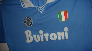 Viene portato sulla divisa da gioco dalla squadra che nella stagione precedente ha vinto il campionato nazionale. Chi Ha Inventato Lo Scudetto E Quando E Stato Assegnato La Prima Volta Supereva