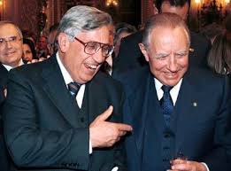 Le nomine, deliberate in base all'articolo 18 dello statuto della banca, devono essere approvate con decreto del presidente della repubblica. Il Presidente Ciampi Con Il Governatore Della Banca D Italia Antonio Fazio Al Termine Dell Incontro Con I Dipendenti Della Banca D Italia E Dell Ufficio Italiano Cambi Foto Dei Presidenti Della Repubblica Portale