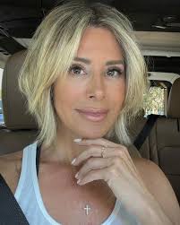 Today, I want to share a little reminder about the power of getting ready  in the morning. ⏰✨ It's not just about the makeup, the clothes, or creating  a perfect hairdo. It's