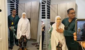 He acted alongside izara aishah in the 2017 film j revolusi. 13 Tahun Tinggal Di Rumah Flat Azad Jasmin Hadiahkan Isteri Rumah Baru